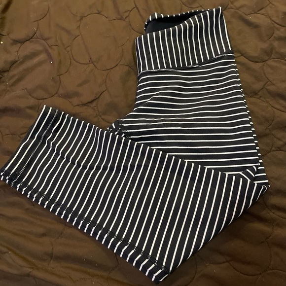 Lulu special addition size 6 crops good condition - Picture 5 of 5